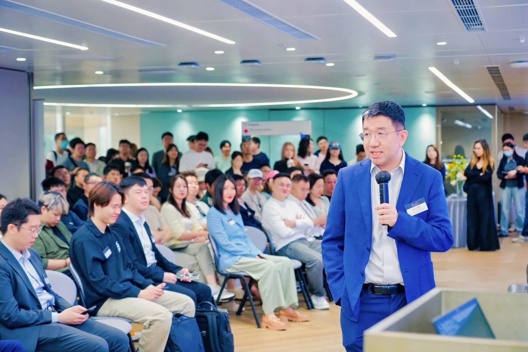 From the Great Compression to the One-Person Company AI Is Redefining Organizational Boundaries